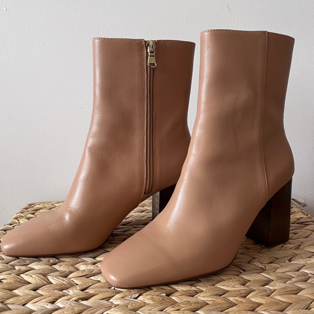 Beautiful Brand New Ann Taylor Leather ankle boots tan color size 8.5